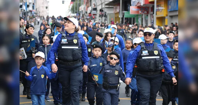 Confira mais imagens do desfile das forças de segurança no aniversário de PG