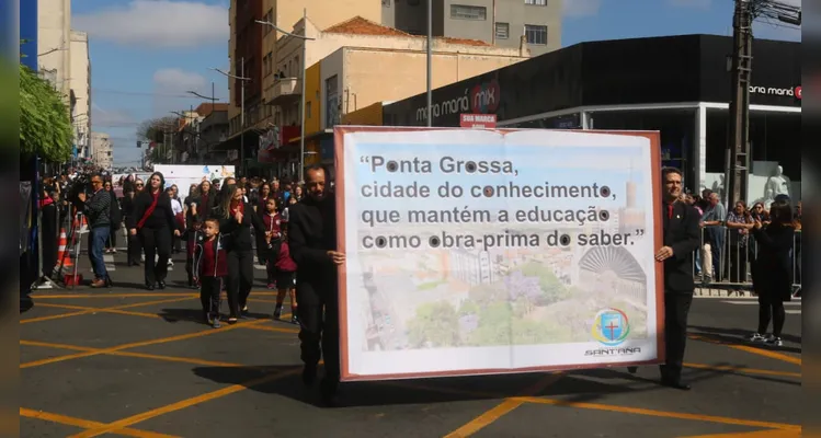 Instituições de ensino desfilam no aniversário de Ponta Grossa; imagens