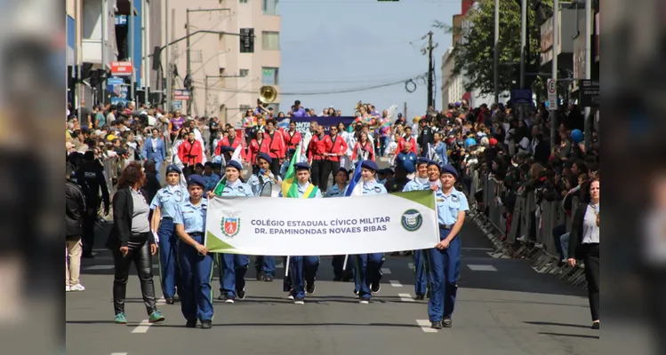 Instituições de ensino desfilam no aniversário de Ponta Grossa; imagens