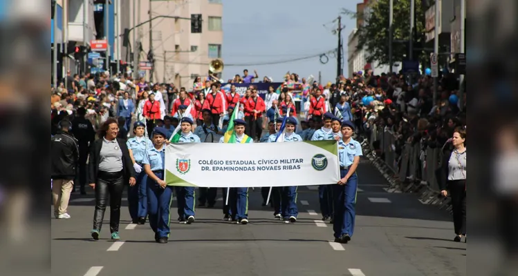 Instituições de ensino desfilam no aniversário de Ponta Grossa; imagens