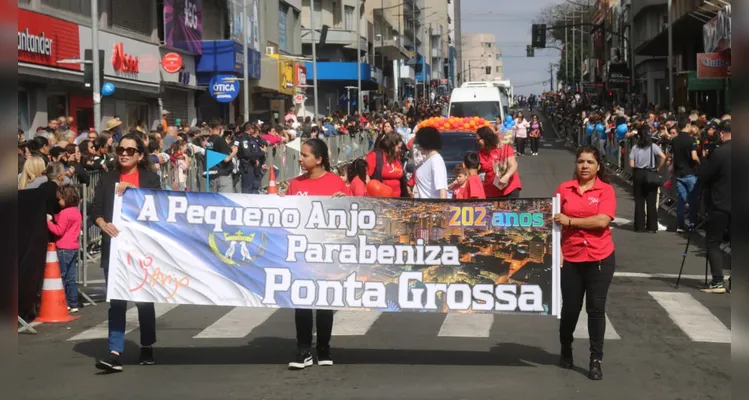 Instituições de ensino desfilam no aniversário de Ponta Grossa; imagens