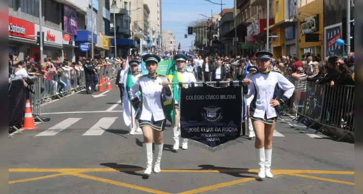 Instituições de ensino desfilam no aniversário de Ponta Grossa; imagens