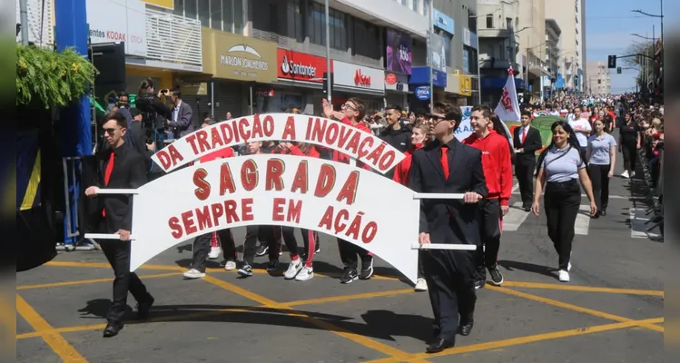 Instituições de ensino desfilam no aniversário de Ponta Grossa; imagens