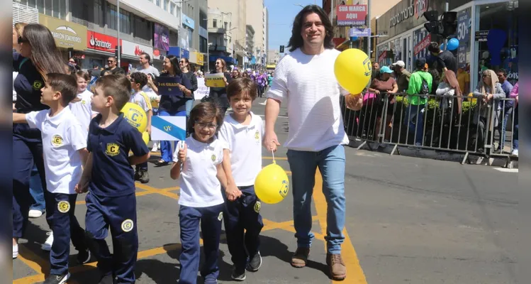 Instituições de ensino desfilam no aniversário de Ponta Grossa; imagens