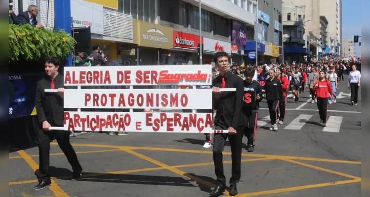 Instituições de ensino desfilam no aniversário de Ponta Grossa; imagens