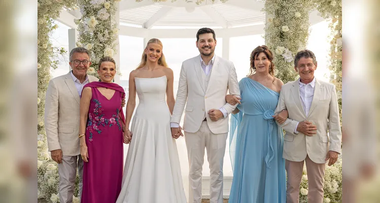 Marcelo Pilatti e Simone Uliana Pilatti ao lado da filha Stella Pillati e Francisco Carlos de Moraes e Ana Moraes ao lado do filho Lucas P. Moraes
