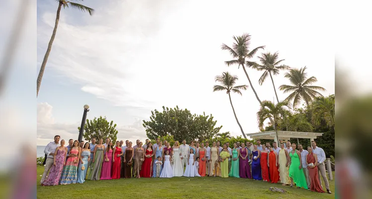Os noivos Lucas e Stella ladeados dos seus pais e padrinhos do casamento.