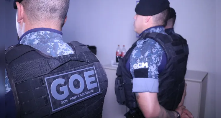 Equipes do Setor Operacional e do GOE realizaram as buscas e apreenderam drogas, armas e munições.