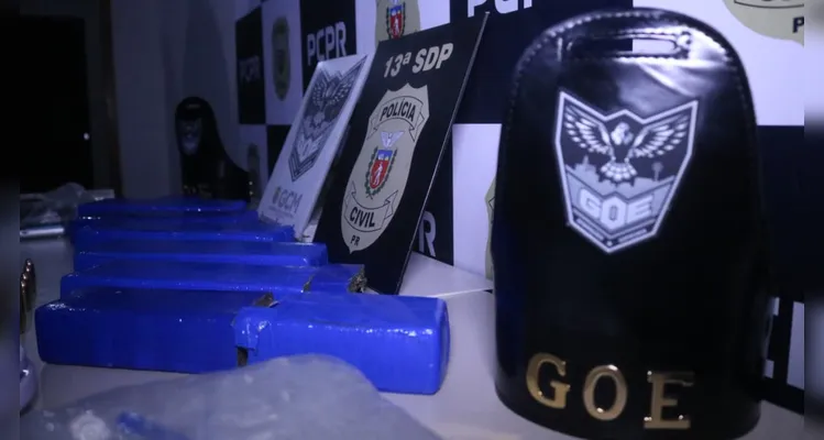 Equipes do Setor Operacional e do GOE realizaram as buscas e apreenderam drogas, armas e munições.