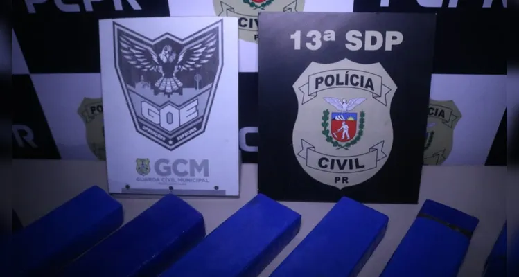 Equipes do Setor Operacional e do GOE realizaram as buscas e apreenderam drogas, armas e munições.