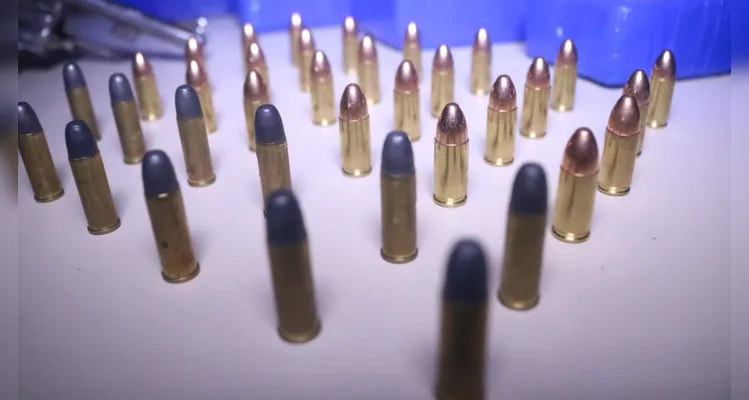 Equipes do Setor Operacional e do GOE realizaram as buscas e apreenderam drogas, armas e munições.