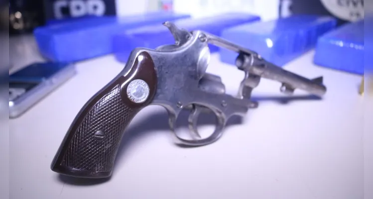 Equipes do Setor Operacional e do GOE realizaram as buscas e apreenderam drogas, armas e munições.