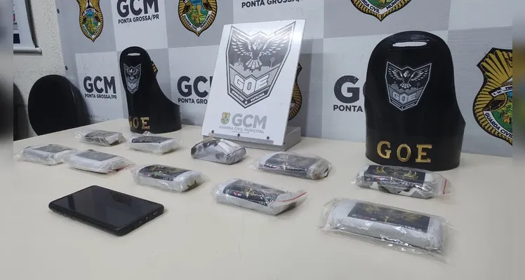 Homem dispensa mais de 1 kg de haxixe e acaba preso em PG