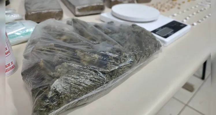 Homem foge e abandona parceiro com 6 kg de maconha no Jardim Paraíso