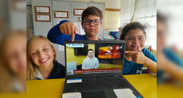 A classe usou variados recursos pedagógicos, como a videoaula do Vamos Ler e uma representação da pirâmide alimentar, e realizou trabalhos práticos sobre o tema.