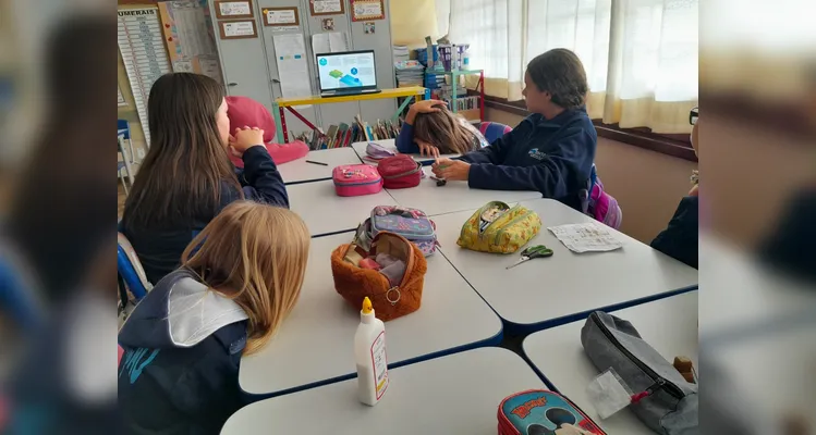 A classe usou variados recursos pedagógicos, como a videoaula do Vamos Ler e uma representação da pirâmide alimentar, e realizou trabalhos práticos sobre o tema.