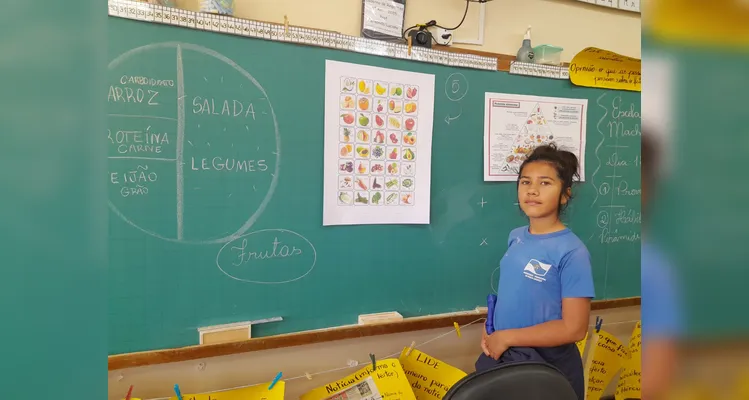 A classe usou variados recursos pedagógicos, como a videoaula do Vamos Ler e uma representação da pirâmide alimentar, e realizou trabalhos práticos sobre o tema.