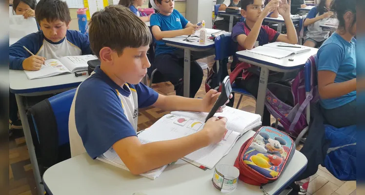 A classe usou variados recursos pedagógicos, como a videoaula do Vamos Ler e uma representação da pirâmide alimentar, e realizou trabalhos práticos sobre o tema.