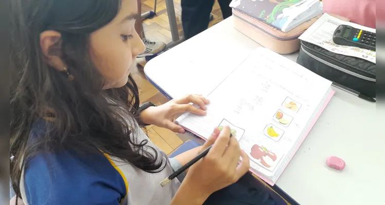 A classe usou variados recursos pedagógicos, como a videoaula do Vamos Ler e uma representação da pirâmide alimentar, e realizou trabalhos práticos sobre o tema.