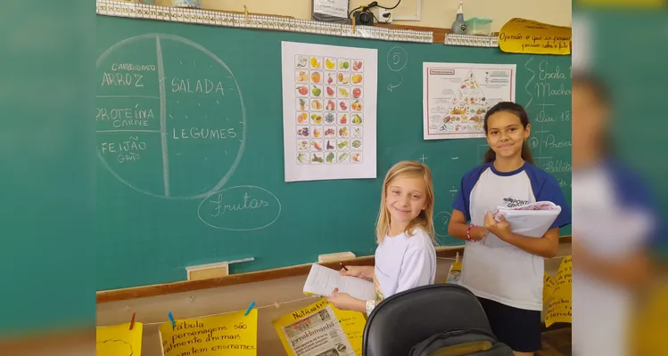 A classe usou variados recursos pedagógicos, como a videoaula do Vamos Ler e uma representação da pirâmide alimentar, e realizou trabalhos práticos sobre o tema.