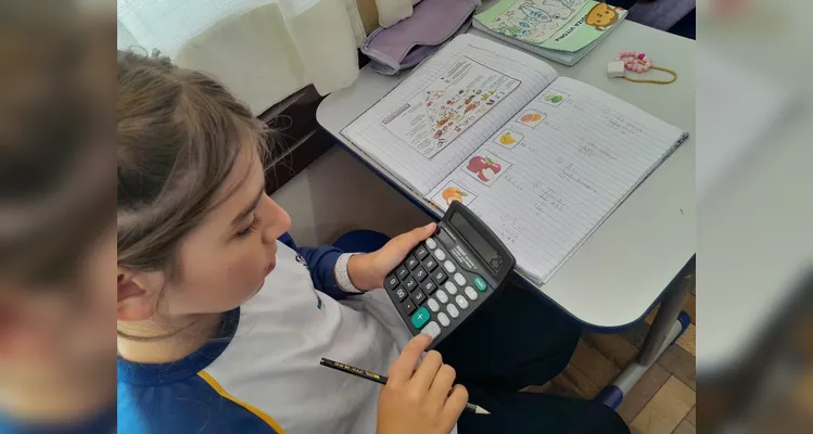 A classe usou variados recursos pedagógicos, como a videoaula do Vamos Ler e uma representação da pirâmide alimentar, e realizou trabalhos práticos sobre o tema.