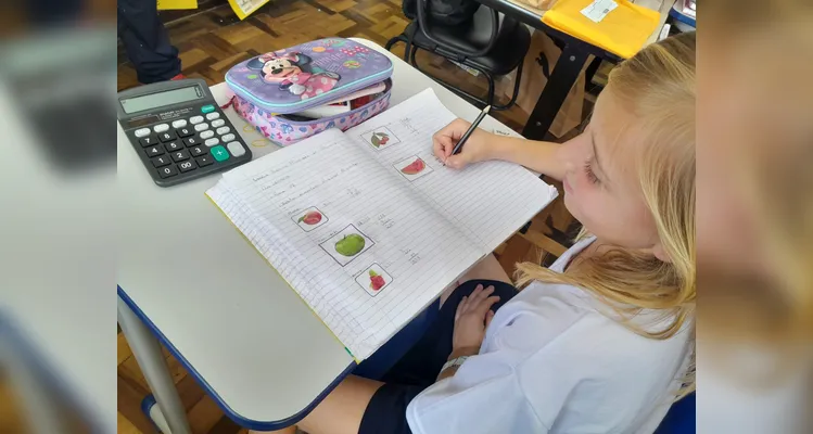 A classe usou variados recursos pedagógicos, como a videoaula do Vamos Ler e uma representação da pirâmide alimentar, e realizou trabalhos práticos sobre o tema.