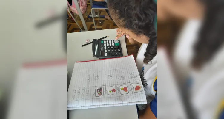 A classe usou variados recursos pedagógicos, como a videoaula do Vamos Ler e uma representação da pirâmide alimentar, e realizou trabalhos práticos sobre o tema.