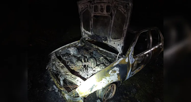 Carro sem dono é encontrado em chamas em PG