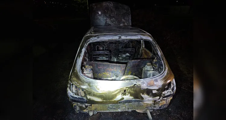 Carro sem dono é encontrado em chamas em PG