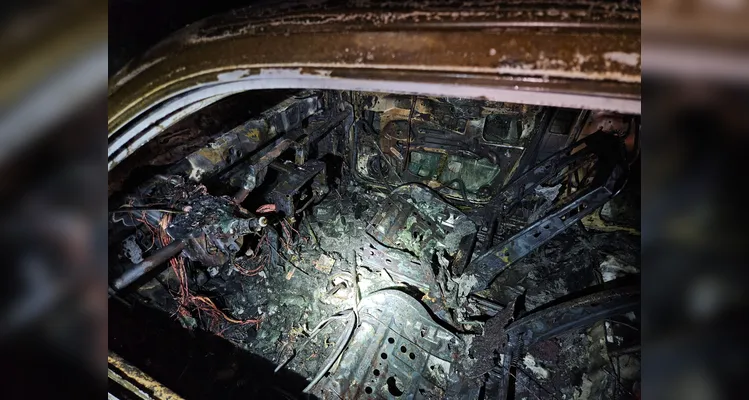 Carro sem dono é encontrado em chamas em PG