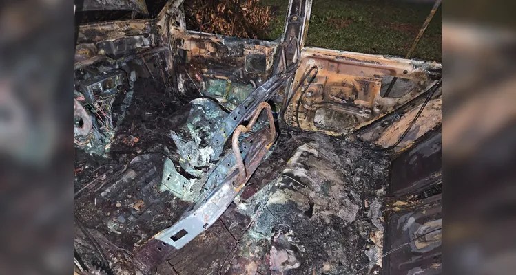 Carro sem dono é encontrado em chamas em PG