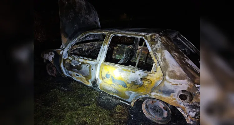 Carro sem dono é encontrado em chamas em PG