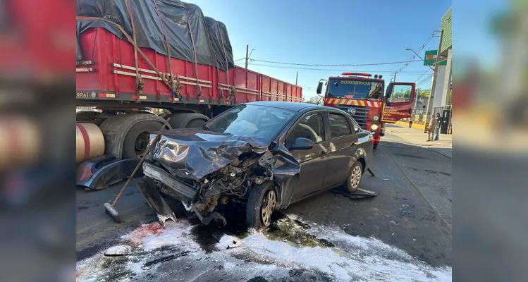 Acidente entre carro e carreta deixa mãe e crianças feridas em São Mateus do Sul