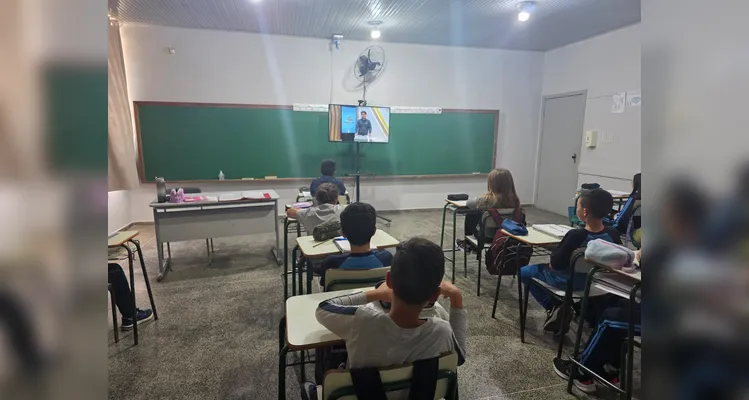 Os alunos criaram maquetes, mapas com trajetos até a escola, utilizaram um conteúdo do Vamos Ler e entrevistaram o motorista do ônibus escolar.