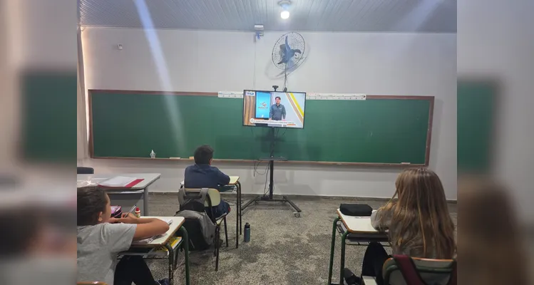 Os alunos criaram maquetes, mapas com trajetos até a escola, utilizaram um conteúdo do Vamos Ler e entrevistaram o motorista do ônibus escolar.