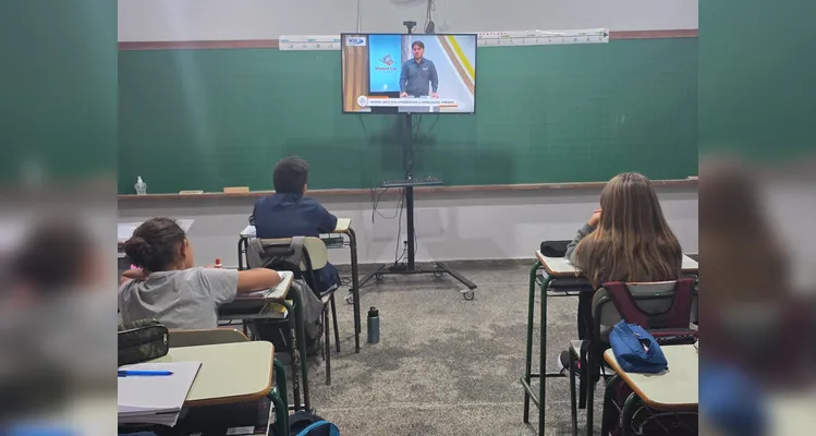 Os alunos criaram maquetes, mapas com trajetos até a escola, utilizaram um conteúdo do Vamos Ler e entrevistaram o motorista do ônibus escolar.