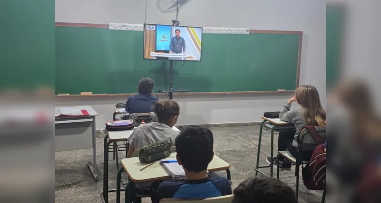 Os alunos criaram maquetes, mapas com trajetos até a escola, utilizaram um conteúdo do Vamos Ler e entrevistaram o motorista do ônibus escolar.