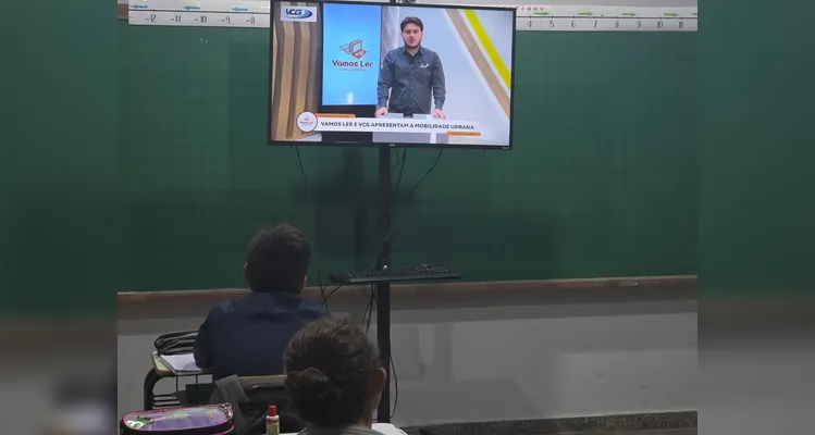 Os alunos criaram maquetes, mapas com trajetos até a escola, utilizaram um conteúdo do Vamos Ler e entrevistaram o motorista do ônibus escolar.