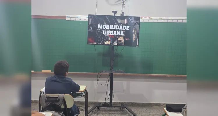 Os alunos criaram maquetes, mapas com trajetos até a escola, utilizaram um conteúdo do Vamos Ler e entrevistaram o motorista do ônibus escolar.