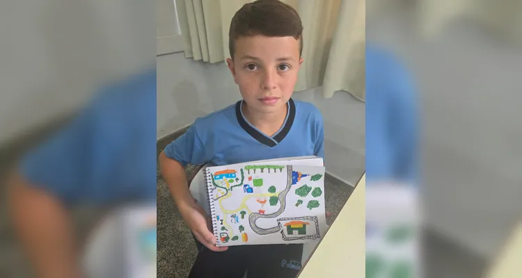 Os alunos criaram maquetes, mapas com trajetos até a escola, utilizaram um conteúdo do Vamos Ler e entrevistaram o motorista do ônibus escolar.