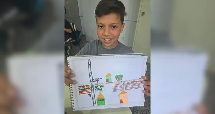 Os alunos criaram maquetes, mapas com trajetos até a escola, utilizaram um conteúdo do Vamos Ler e entrevistaram o motorista do ônibus escolar.