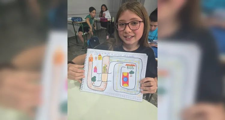 Os alunos criaram maquetes, mapas com trajetos até a escola, utilizaram um conteúdo do Vamos Ler e entrevistaram o motorista do ônibus escolar.