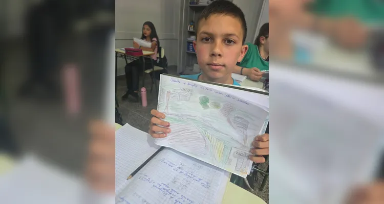 Os alunos criaram maquetes, mapas com trajetos até a escola, utilizaram um conteúdo do Vamos Ler e entrevistaram o motorista do ônibus escolar.