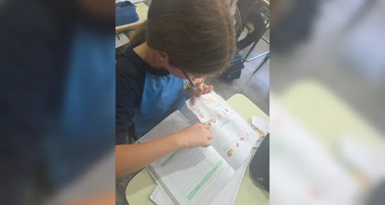 Os alunos criaram maquetes, mapas com trajetos até a escola, utilizaram um conteúdo do Vamos Ler e entrevistaram o motorista do ônibus escolar.
