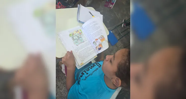 Os alunos criaram maquetes, mapas com trajetos até a escola, utilizaram um conteúdo do Vamos Ler e entrevistaram o motorista do ônibus escolar.