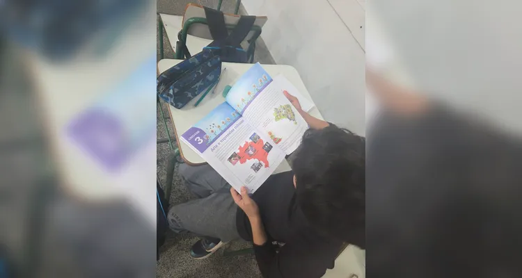Os alunos criaram maquetes, mapas com trajetos até a escola, utilizaram um conteúdo do Vamos Ler e entrevistaram o motorista do ônibus escolar.