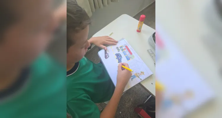 Os alunos criaram maquetes, mapas com trajetos até a escola, utilizaram um conteúdo do Vamos Ler e entrevistaram o motorista do ônibus escolar.
