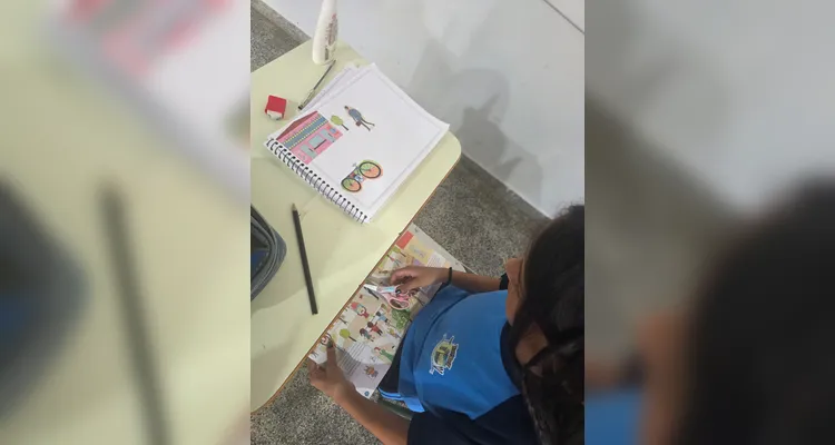 Os alunos criaram maquetes, mapas com trajetos até a escola, utilizaram um conteúdo do Vamos Ler e entrevistaram o motorista do ônibus escolar.