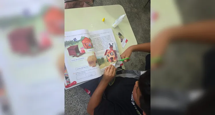 Os alunos criaram maquetes, mapas com trajetos até a escola, utilizaram um conteúdo do Vamos Ler e entrevistaram o motorista do ônibus escolar.
