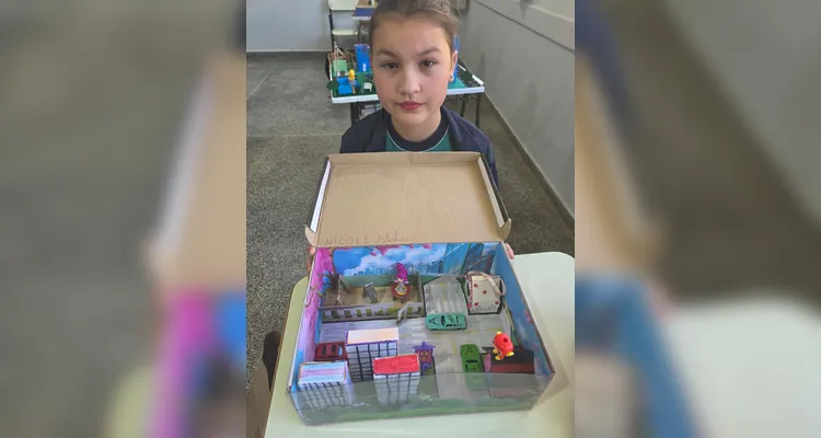 Os alunos criaram maquetes, mapas com trajetos até a escola, utilizaram um conteúdo do Vamos Ler e entrevistaram o motorista do ônibus escolar.